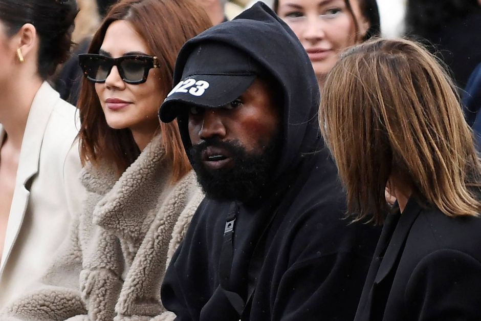 Kanye West afholdte et show for sin forårskollektion under modeugen i Paris. Men det var den T-shirt han bar, der løb med al opmærksomheden og kastede den kontroversielle rapstjerne ud i en direkte diskussion med en af modemagasinet Vogues moderedaktører.