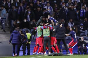 Tre røde kort og fire mål efter pausen gav en dramatisk kamp, da Atlético Madrid gik videre i CL.