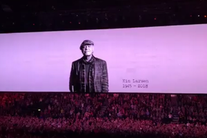 Det irske rockband viste et billede af Kim Larsen på storskærmen og dedikerede koncerten til den danske nationalskjald.