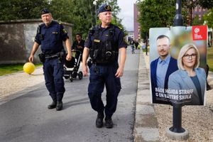 Sverige sætter en europarekord i skuddræbte. Allerede nu har vores naboland flere skuddrab i år – 47 – end hele sidste år. Stort set alle drab relaterer sig til en bandekriminalitet, der er ude af kontrol. Emnet overskygger alt op til det svenske valg søndag i næste uge. 