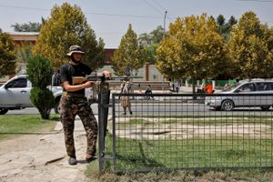 En mand, som udløste en selvmordsbombe ved ambassade, blev dræbt af vagter, siger afghansk politi.