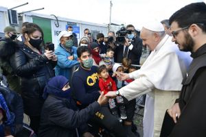 Pave Frans vendte søndag tilbage til den græske ø Lesbos, som var brændpunkt for migrationskrisen i EU i 2016.