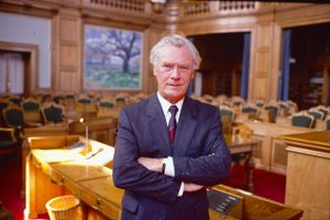 En af Danmarks længst siddende statsministre, Poul Schlüter, er død i en alder af 92 år.