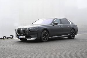 Den nye BMW i7 er årets mest iøjnefaldende nyhed. De færreste finder den køn, men de indre kvaliteter gør den til en af de bedste elbiler lige nu. 