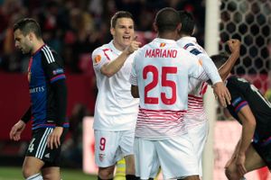 Sevillas Kevin Gameiro og holdkammerat Mariano fejrer scoringen til 1-0 mod Basel