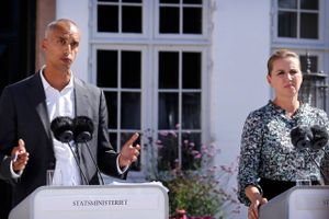 Afskaffelsen af store bededag medfører en række ekstra udgifter. Posten skal ud én dag mere, børnehaver skal have ekstra åbent – mod øget forældrebetaling – og måske stiger pensionerne også. 