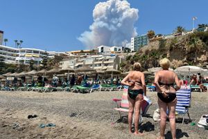 Skovbrande sender voldsom røg ned over Malaga på den spanske sydkyst.