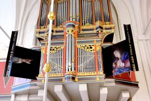 Biskoppen blander sig nu i striden om to orgelfløjdøre i Næstved, hvor kunstmaler Thomas Kluge har fået stillet et ultimatum.    