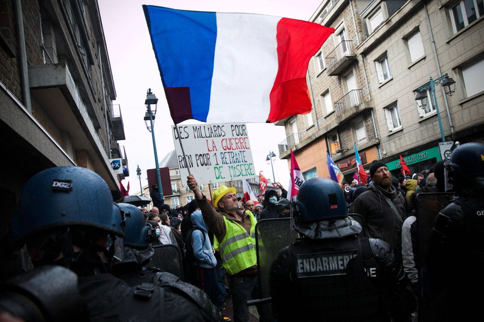 I Frankrig har folk demonstreret siden midten af marts, efter at regeringen tvang en pensionsreform igennem.