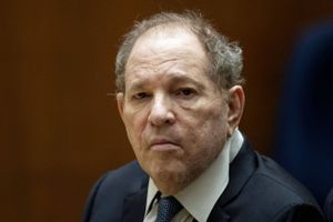 Weinstein er blevet fundet skyldig i voldtægt af en kvinde. Han er samtidig blevet frifundet i en anden sag.