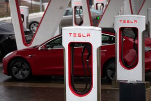 Tesla åbner store dele af sit Supercharger-netværk for andre elbiler, og det giver samtidig adgang til ladere rundtom i Europa.