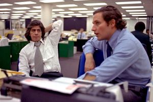 En af journalistfagets store skikkelser, Watergate-journalisten Carl Bernstein (til venstre), sagde engang: Medierne skal søge den bedst opnåelige version af sandheden. Det er sandt, men også en sandhed, der er sat under pres – af medierne selv. Arkivfoto: AP