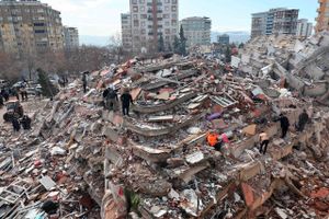 Cirka 6.500 bygninger i Tyrkiet styrtede sammen, da to jordskælv ramte landet mandag.