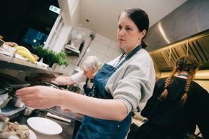 Ukrainske Liudmyla Sevriukova måtte lukke sin populære café i Kyiv, da krigen brød ud. For flygtninge kan madkultur bidrage til at bevare det kulturelle bånd til hjemlandet, fortæller en ekspert. 
