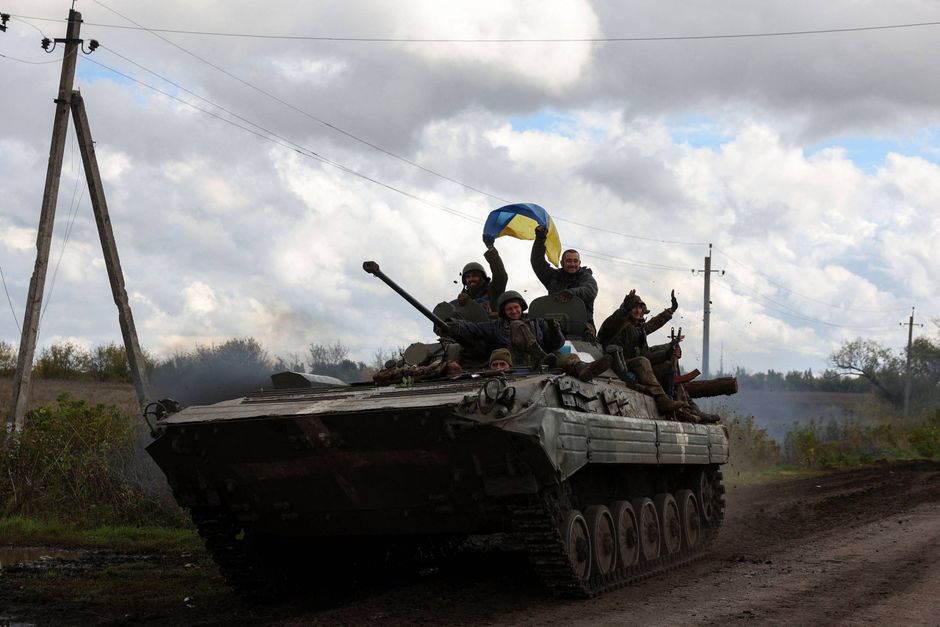 Kremls ulovlige annektering af fire regioner i Ukraine blev onsdag beseglet, men de russiske styrker kontrollerer mindre og mindre.