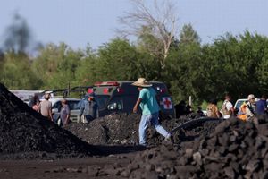 Redningsfolk kæmper for at grave 10 minearbejdere fri af en kollapset kulmine i Mexico.