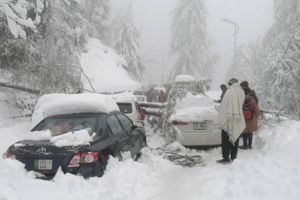 Flere har mistet livet i Pakistan, efter at tusindvis af personer flokkedes for at se usædvanligt snefald.