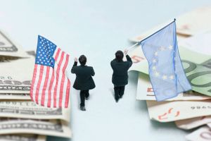 Siden Finanskrisen ramte, har USA og Europa grundlæggende fulgt det samme pengepolitiske spor, men i EU's tilfælde med seks års forsinkelse.