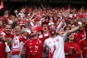 Små 4000 danskere vil være til stede, når Danmark møder Wales i EM-ottendedelsfinalen i Amsterdam.
