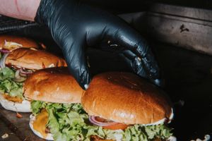 Slagtervennerne bag Kødstadens Burger Joint har åbnet endnu en restaurant i Aarhus. Menukortet vokser, og siddende gæster kan få lov at nyde de prisvindende burgere på stedet.