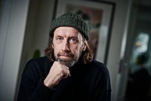 Anders Agger elsker mennesker, der gør noget for fællesskabet uden at forvente applaus. Den langlemmede DR-journalist er verdensmester i at omfavne andre menneskers sorg og smerte, men han kæmper med at være i sin egen. Ikke mindst når tilfældigheder truer med at slå hans vante liv ud af kurs.