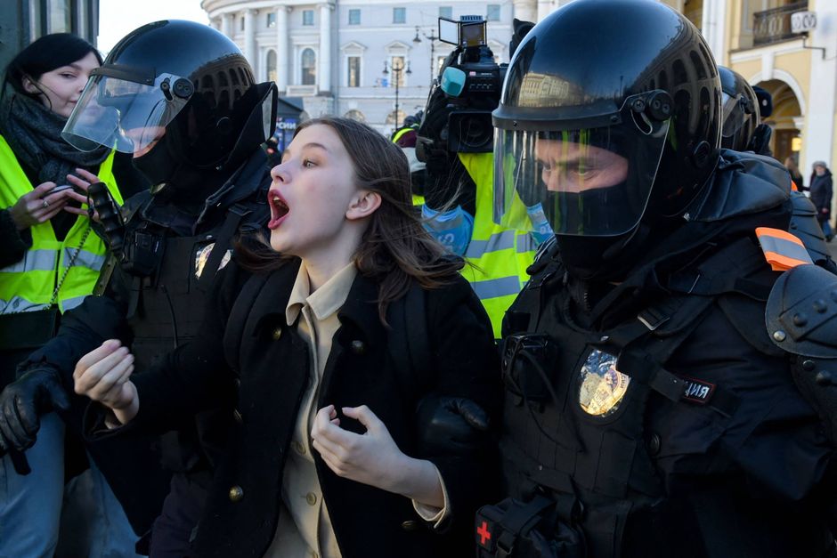 Russere, der protesterer mod krigen i Ukraine, løber en stor risiko. Eksempelvis er det blevet strafbart at omtale krigen som en krig, og man risikerer nu op til 15 års fængsel for at sprede ”falske nyheder” om russisk militær. Billedet viser en anholdelse under en demonstration i Sankt Petersborg 13. marts. Foto: AFP