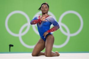 Simone Biles er blandt mere end 90 gymnaster, der kræver erstatning af FBI over håndtering af misbrugssag.