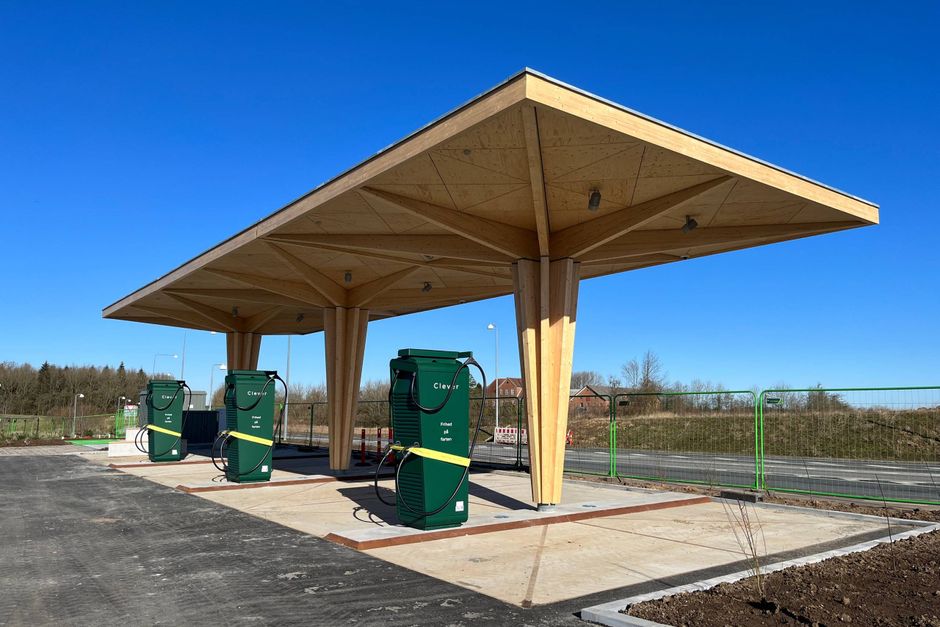 Ladeoperatøren Clever har officielt sat strøm til Vejles nye lynladestation til elbiler. 