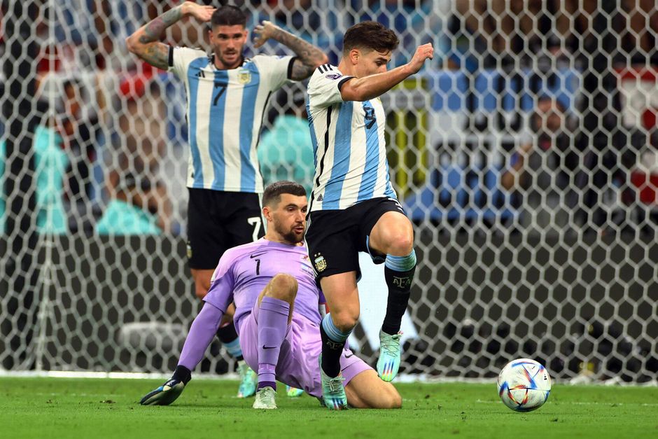 Argentina møder Holland i VM's kvartfinaler efter en 2-1-sejr over Australien. Maty Ryan blev skurk.