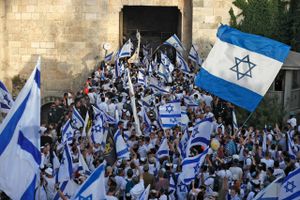 Tusindvis af nationalistiske jøders march i muslimsk bydel af Jerusalem har søndag skabt voldelige optøjer og pustet til den stærkt ladede atmosfære mellem israelere og palæstinensere. 