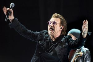 Som liveband er der forsat håb for et af verdens største rockorkestre, men det kræver, at Bono får bedre styr på stemme og setliste, ellers bliver også koncerterne ligegyldige. Foto: Nils Meilvang/Ritzau Scanpix