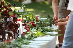 Torsdag blev 10-året for terrorangrebet mod regeringsbygningen i Oslo og Utøya mindet med taler, et utal af røde roser og navnene på de 77 ofre, der igen og igen blev læst op.