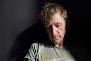 Skuespiller og teaterleder Jens Albinus genopsætter sin 2010-succes ”Hvis dette er et menneske”, hvor han på menneskelig vis formidler Primo Levis vidnesbyrd om Auschwitz.