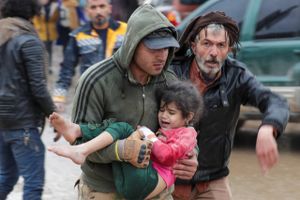 De første internationale redningshold haster til Tyrkiet, hvor dødstallet stiger time for time efter et historisk voldsomt jordskælv, som mandag ramte Tyrkiet og Syrien. Vintervejr komplicerer redningsaktionen og eftersøgningen af overlevende.