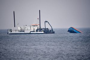 Den ene af to mænd, der er sigtet for at være stærkt beruset på britisk skib under kollision, er løsladt.