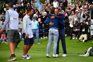 Med birdies på de tre sidste huller afsluttede Tiger Woods stærkt under første runde af Genesis Invitational.