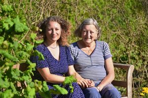 Anette Brandi og hendes datter Eva Maria Brandi har på 300 kvadratmeter skabt et sted, der er mere eller mindre selvforsynende med grøntsager fra sommer til efterår. 