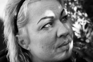 Jeanette Andersson vidste ikke, at hendes kæreste var dømt for vold mod to kvinder. Efterfølgende flygtede hun til Bornholm, hvor hun opdagede, at han havde sat en gps-tracker på hendes bil. En undersøgelse viser, at næsten hver tredje kvinde har været udsat for fysisk, psykisk eller seksuel partnervold.