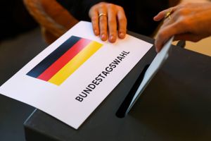 Klokken 08 er der åbnet for valgstederne i Tyskland. Stemmerne forventes at være optalt natten til mandag.