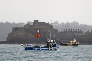 Fiskekutteres adgang til fisk og skaldyr i fransk og britisk farvand har udløst diplomatisk konflikt.