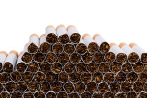 Når man, som regeringen lægger op til, hæver prisen på cigaretter, bør straffen for illegal handel ifølge Europol følge med. En sådan proces blev i 2018 igangsat, endnu uden resultat. Nu vil minister se på sagen.