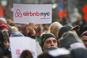 Sidste år gik folk på gaden i New York, USA, for at protestere over et indgreb mod udlejningsportalen Airbnb, som politikerne med en ny lov ønskede at stække ved at forbyde at reklamere for korttidsudlejning. Foto: AP/Bebeto Matthews.