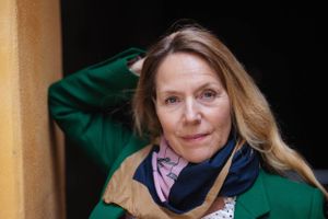Alberte Windings hovedperson Pio er vred over alderens begrænsninger. Da hun mister den sangstemme, som hun lever af, må hun tage sit liv op til revision. 