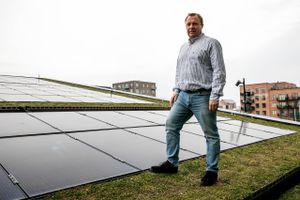 Mens behovet for grøn strøm stiger, daler andelen af nye solcelleanlæg på regionale og kommunale tage. Dermed misser man »et stort og oplagt potentiale«, mener en lektor i energiplanlægning. 