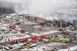 En kæmpe brand har raseret et storcenter i Moskva. 
