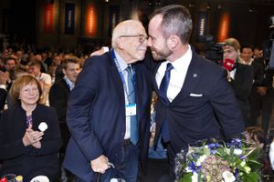 Der skulle en kanonsalut til, siger Jakob Ellemann-Jensen om sin fars død, der skete til lyden af fyrværkeri.