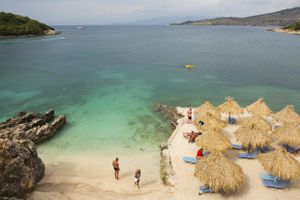 Ksamil på Den Albanske Riviera – en af de nye, spændende badeferiedestinationer. Foto: Getty Images
