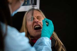 Coronatest som her i Hvidovre er blevet et af symbolerne på pandemien, der har ændret det globale risikobillede fundamentalt. Foto: Jesper Houborg