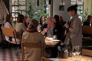Med inspiration fra gademad fra hele verden står Michelin-kok i spidsen for et nyåbnet sted, hvor alle kan være med prismæssigt. Det er streetfood bragt til et nyt niveau.