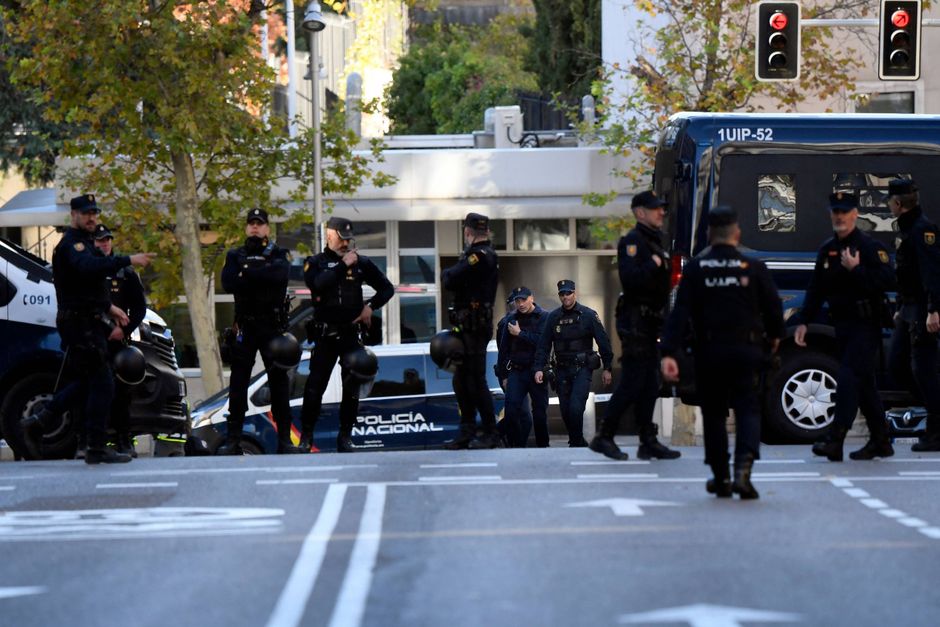 En sikkerhedsvagt på den ukrainske ambassade i Madrid blev såret af en brevbombe, mens det lykkedes at uskadeliggøre mindst fem andre brevbomber. Våbenfirma, der producerer panserværnsraketter til Ukraine, er også blandt modtagerne.